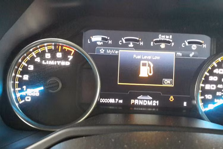 Được xếp cao hơn 2 bản trang bị Platinum và King Ranch trong “gia phả” dòng xe bán tải đình đám Ford, F-150 Limited sở hữu tất cả những tính năng đáng mơ ước; hệ thống hỗ trợ dẫn đường, hỗ trợ lùi xe nhờ hệ thống camera 360. 4 camera đặt ở phía trước, điều hòa 2 vùng tự động...