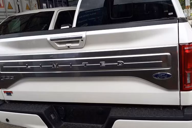 Phần thùng phía đuôi xe, ngoài việc được trang bị nắp đậy còn sở hữu bậc lên xuống tích hợp bên trong thành sau, cụm đèn hậu của xe tích hợp radar phát hiện điểm mù - bóng đèn sử dụng công nghệ LED.