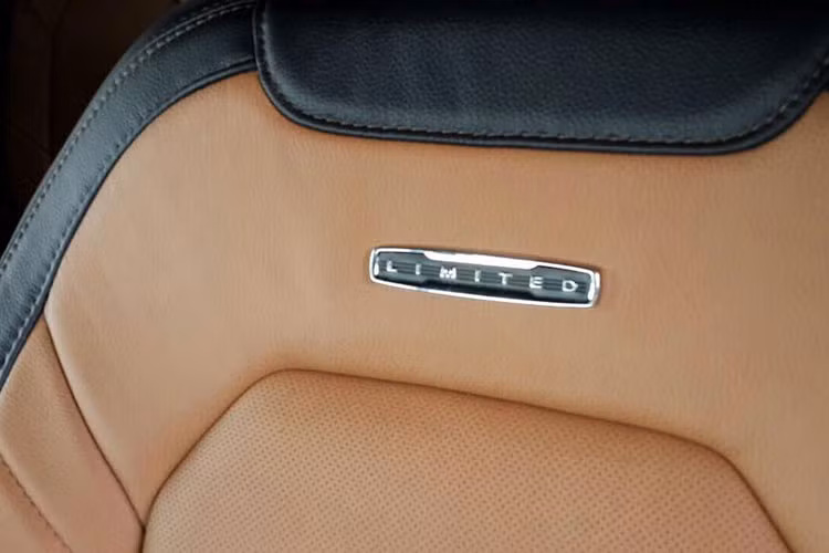 Xe trang bị cửa sổ trời, với 2 lớp che khoang cabin. Hàng ghế phía sau rộng rãi cho 3 người ngồi. Vị trí để chân thoải mái. Toàn bộ nội thất của F-150 Platinum bọc da cao cấp cùng dòng chữ Limited trên tựa ghế.