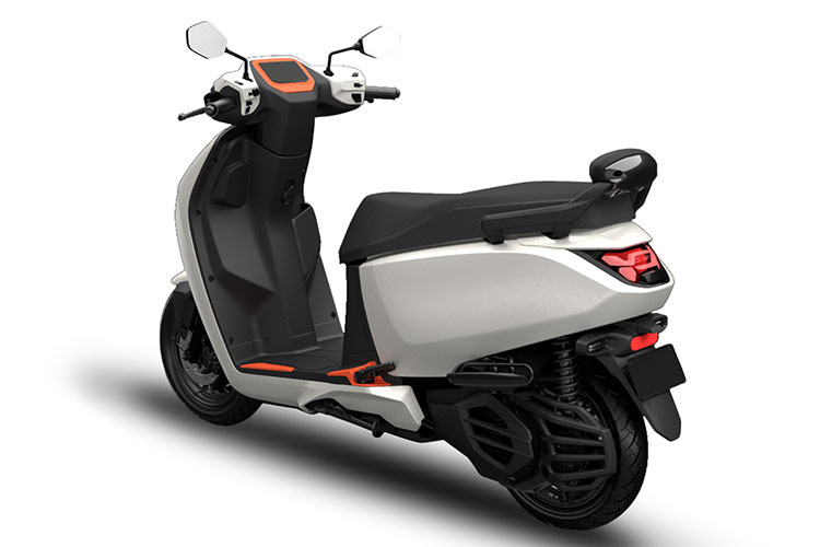 Mẫu xe máy điện này cũng được nhà sản xuất trang bị phanh đĩa cho phía trước và phanh tang trống cho phía sau đảm bảo an toàn khi vận hành.