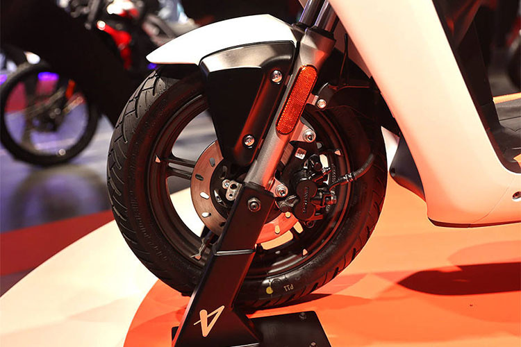 Từ những hình ảnh lộ ra có thể thể thâys Vida Z được trang bị hệ thống đèn chiếu sáng LED cao cấp. Xe cũng có giảm xóc trước ống lồng cùng với giảm xóc phía sau lò xo tạo sự ổn định khi vận hành.