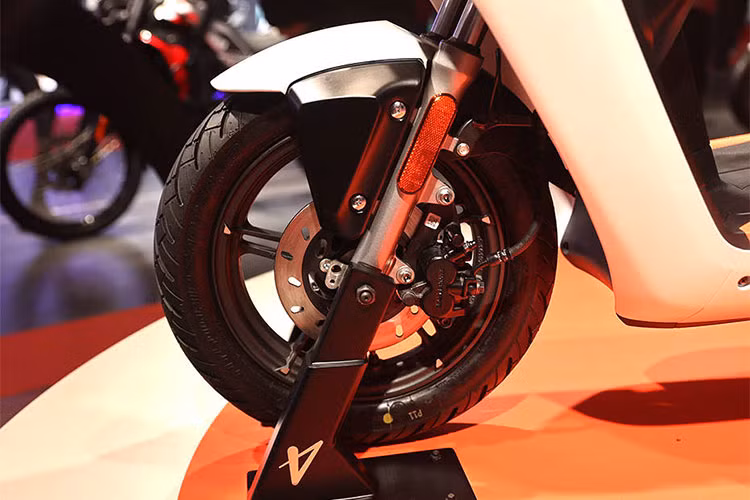 Từ những hình ảnh lộ ra có thể thể thâys Vida Z được trang bị hệ thống đèn chiếu sáng LED cao cấp. Xe cũng có giảm xóc trước ống lồng cùng với giảm xóc phía sau lò xo tạo sự ổn định khi vận hành.