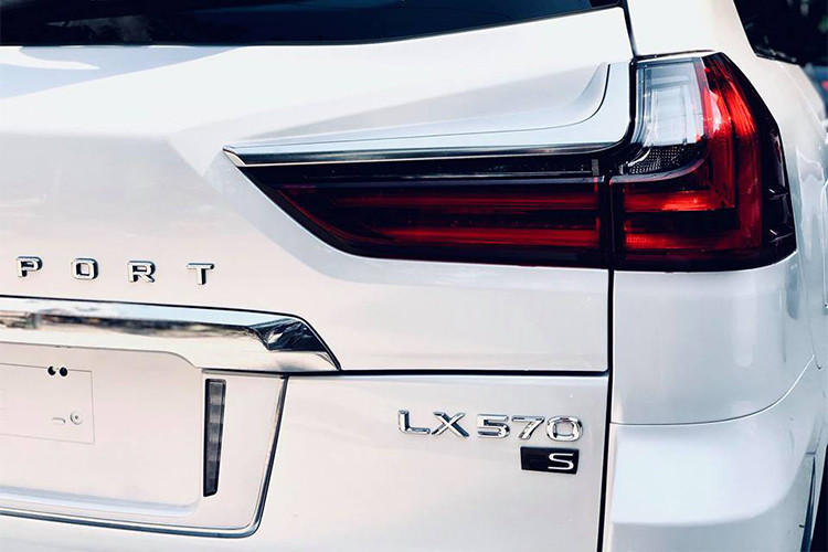 Chưa dừng lại đó, logo chữ S ở phía đuôi xe bên cạnh tên xe Lexus 570. Các chi tiết ngoại thất cũng mang đấu ấn khác biệt hơn so với bản thường.
