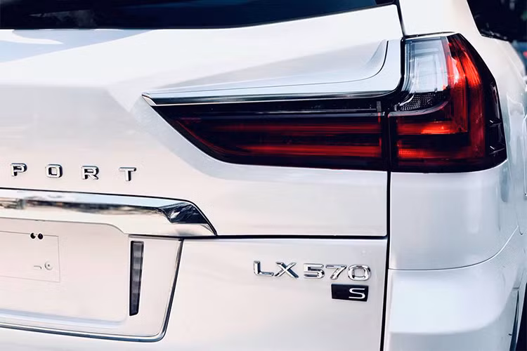 Chưa dừng lại đó, logo chữ S ở phía đuôi xe bên cạnh tên xe Lexus 570. Các chi tiết ngoại thất cũng mang đấu ấn khác biệt hơn so với bản thường.