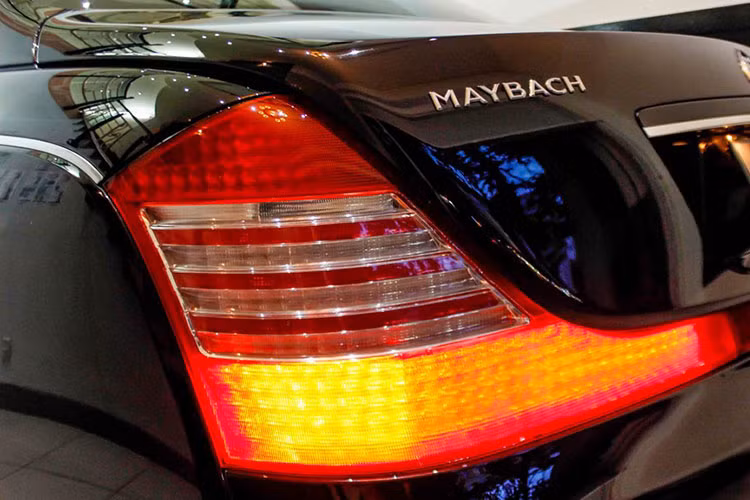 Nhìn bên ngoài xe chỉ người sành mới thấy được chiếc xe Maybach 62S của doanh nhân Quảng Ninh đã giảm bớt số nan là 2, đèn sương mù là LED thuộc bản nâng cấp mới nhất vào năm 2013 trước khi thương hiệu xe Maybach bị khai tử, nguyên bản xe sở hữu đèn sương mù tròn.