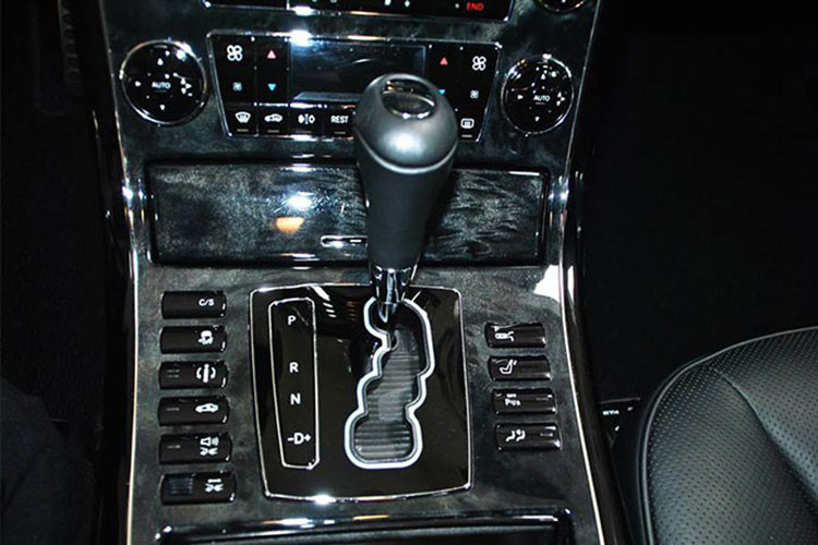 Ở trần xe khoang hàng ghế phía sau được trang bị thêm tuỳ chọn bằng kính và dễ dàng thay đổi độ trong cũng như màu sắc phụ thuộc vào sự điều chỉnh của chủ nhân. Dù ngồi hàng nghế phía sau nhưng ông chủ của Maybach 62S vẫn có thể nắm bắt được tốc độ của xe đang chạy thông qua một đồng hồ gắn trên trần sau, đối diện người ngồi.