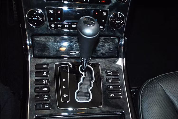 Ở trần xe khoang hàng ghế phía sau được trang bị thêm tuỳ chọn bằng kính và dễ dàng thay đổi độ trong cũng như màu sắc phụ thuộc vào sự điều chỉnh của chủ nhân. Dù ngồi hàng nghế phía sau nhưng ông chủ của Maybach 62S vẫn có thể nắm bắt được tốc độ của xe đang chạy thông qua một đồng hồ gắn trên trần sau, đối diện người ngồi.