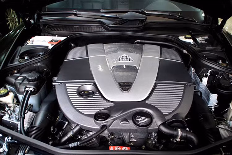 Mẫu xe siêu sang Maybach 62S vẫn được trang bị khối động cơ V12, dung tích 5.5 lít tương tự như bản tiêu chuẩn, tuy nhiên, các kỹ sư AMG đã tinh chỉnh lại "trái tim" này để mang đến công suất tối đa 612 mã lực và mô-men xoắn cực đại 1.000 Nm.