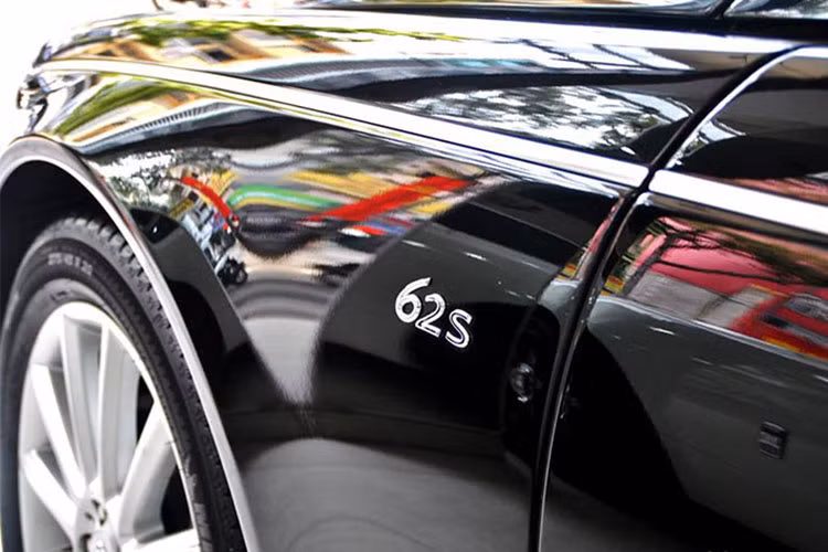 Điểm thú vị chính là lưới tản nhiệt xe vẫn thể hiện phiên bản thường nhưng bên trong lại là chất riêng của Maybach 62S với vách ngăn riêng tư cùng hàng loạt chi tiết khác được nâng cấp.