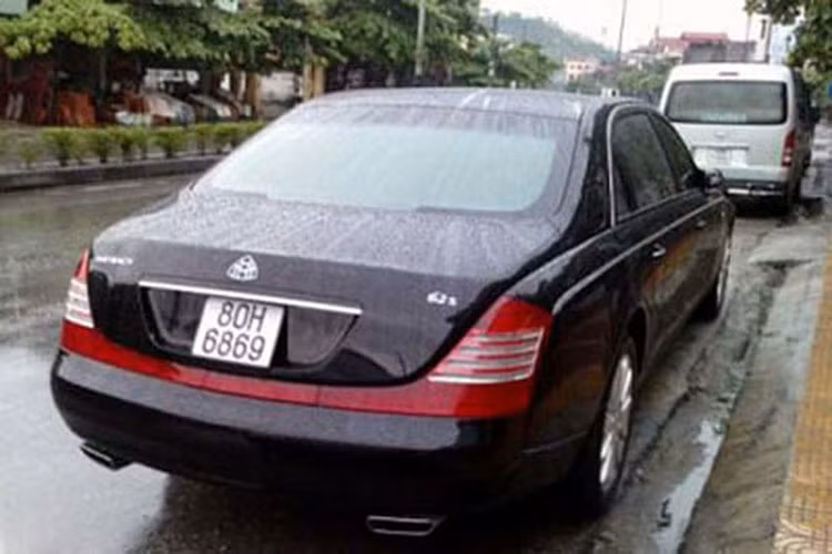 Động cơ kết hợp cùng hộp số 5 cấp, Maybach 62S tăng tốc từ vị trí xuất phát lên 100 km/h chỉ trong vòng 4,5 giây trước khi đạt vận tốc tối đa 250 km/h. Ngoài ra, xe cũng có nhiều tính năng an toàn khác như kiểm soát hành trình, hệ thống phân bổ lực phanh SBC, hệ thống treo AirMatic...