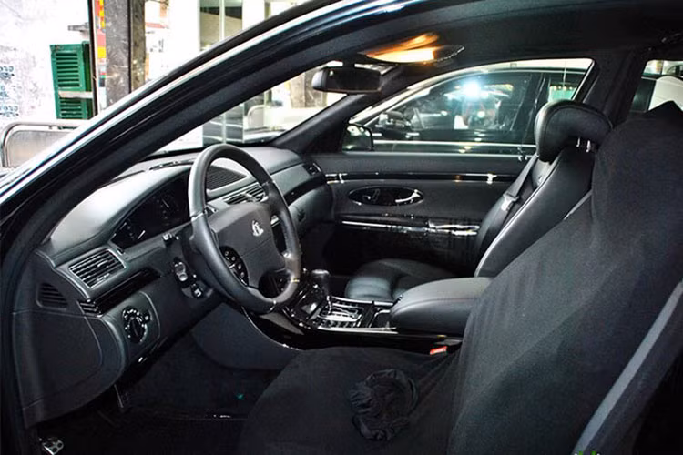 Tên dòng xe Maybach cho biết chiều dài của xe, chẳng hạn Maybach 62 hay 62S ám chỉ chiếc xe này sẽ có chiều dài 6,2 m. Chưa hết, chữ S này còn viết tắt của từ Special, là phiên bản đặc biệt của Maybach 62, trong đó, thay đổi nhiều nhất sẽ nằm bên trong khoang lái của Maybach 62S.