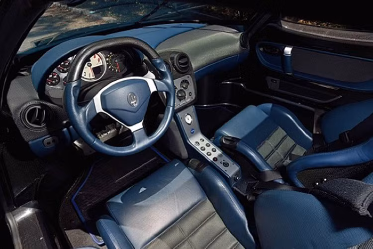 Nội thất xe được trang bị với da bọc màu xanh, cùng vô số các tiện ích hiện đại được tích hợp.