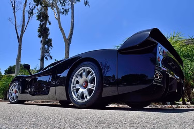 Tất cả các phiên bản Maserati MC12 đều được đặt hàng trước khi được bán ra với giá tiền lên tới 600.000 Euro (tương đương 663.100 USD theo tỷ giá hiện nay).