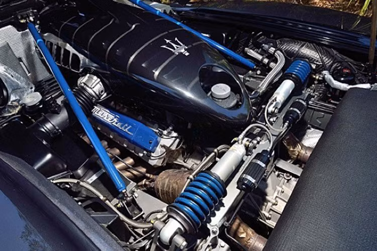 Nhờ sức mạnh 625 mã lực từ khối động cơ V12 danh tiếng của Ferrari và hộp số Cambiocorsa 6 cấp, Maserati MC12 chỉ mất 3.8 giây để tăng tốc lên 100 km/h trước khi đạt tốc độ tối đa 329 km/h.