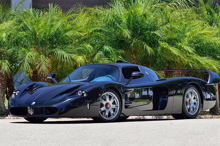 Maserati MC12 được tạo ra để hãng xe này có quyền tham gia giải đua danh tiếng FIA GT Championship. 