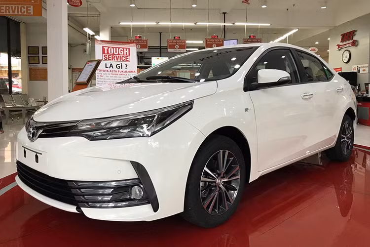 Mẫu xe Toyota Corolla 2018 là phiên bản nâng cấp lần thứ 2 nhưng là lần thay đổi ngoại hình đáng kể nhất của Altis thế hệ thứ 11 ra mắt lần đầu tại Việt Nam năm 2014. Đáng chú ý, ở lần nâng cấp này, số phiên bản của xe tăng từ 3 lên 5, với việc thêm một bản 1.8E CVT nhưng là bản thiếu và 1 bản 2.0V Sport - đây là phiên bản với tùy chọn option gần cao cấp nhất, phù hợp với nhiều đối tượng khách hàng.