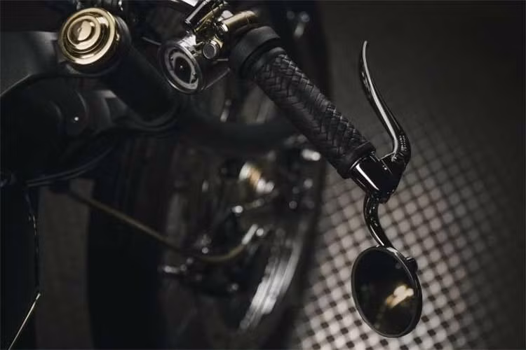 Tay lái đã được thiết kế mới gợi lên hình ảnh của các tay đua thời kỳ đầu, phanh và tay côn được gắn ngược với tay nắm bằng da dệt. Với nhiều chi tiết được làm thủ công tinh xảo, cùng kiểu dáng bobber đặc trưng, người lái sẽ cực ngầu không thua gì Ghost Rider khi ngồi lên chiếc xe.