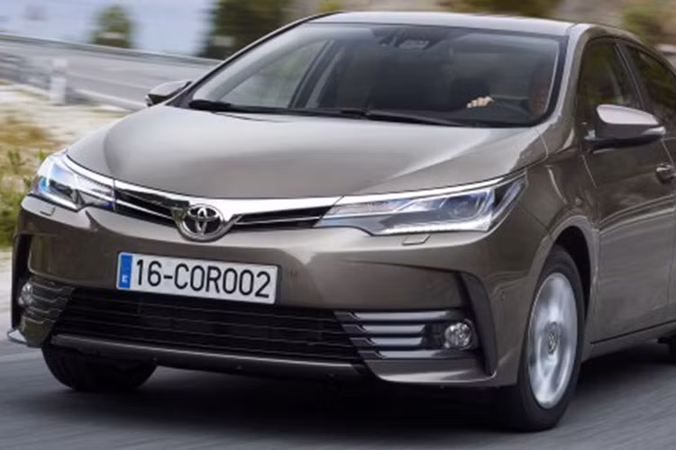 Với những hình ảnh về mẫu Toyota Corolla (Altis) 2017, có thể thấy rõ nó khác xa so với phiên bản đã từng được hãng xe này trình làng tại Bắc Mỹ hồi tháng 3/2016 - chính vì vậy có thể thấy bản facelift lần này không có quá nhiều đột phá.