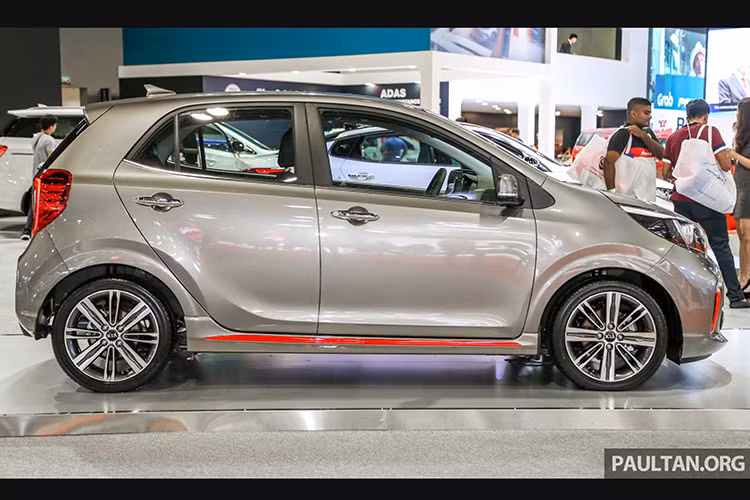 Kích thước tổng thể của Kia Picanto phiên bản GT-Line mới không thay đổi nhiều, vẫn là Dài x Rộng x Cao tương ứng 3.595 x 1.595 x 1.485mm. Được biết, mẫu xe này từng ra mắt ở Triển lãm ôtô quốc tế Kuala Lumpur (KLIMS) được tổ chức vào tháng 11 năm ngoái.