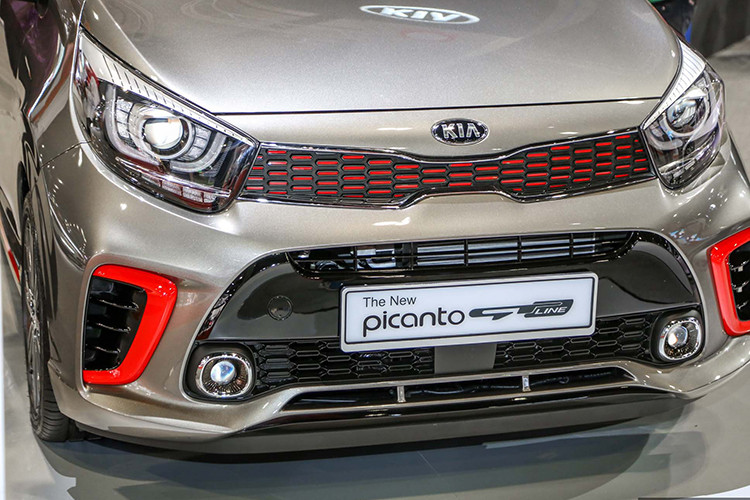 Đầu tiên có thể nói đến là ngoại thất xe thiên hướng thể thao, các chi tiết màu đỏ tương phản ở hốc gió trước, cụm lưới tản nhiệt và thanh nẹp màu đỏ ốp sườn xe trang trí làm nổi bật vẻ ngoài cho chiếc xe hạng A . Xe được trang bị đèn pha halogen + projector chiếu tự động với đèn chạy ban ngày LED và đèn hậu LED.