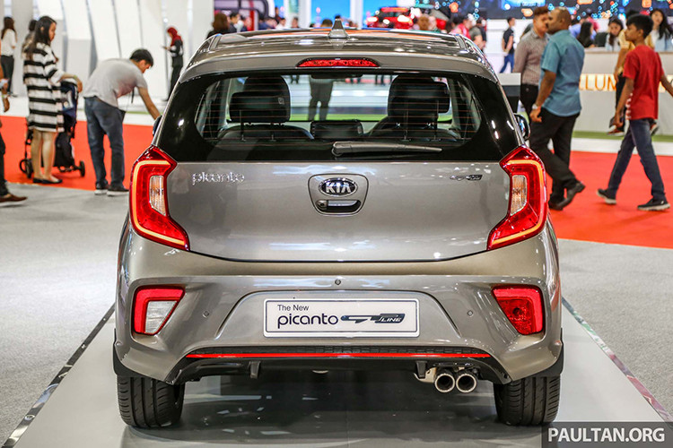 Ở phía sau của chiếc xe Kia cỡ nhỏ, giá rẻ này mang nhiều điểm thiết kế quen thuộc của phiên bản xe đời trước nhưng được làm mới mạnh mẽ hơn. Cũng giống như phần đầu, đuôi của xe cũng được hãng ôtô Kia bổ sung thêm cản sau tròn trịa, đèn hậu dạng LED hình chữ C mới.