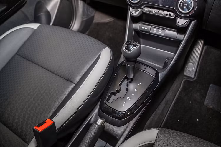 Phiên bản Kia Picanto GT-Line 2019 còn có cửa sổ trời, điều hòa tự động, gương chiếu hậu chống chói, hệ thống kiểm soát hành trình và cảm biến áp suất lốp. Ngoài ra, mẫu xe cõ nhỏ này cũng được trang bị phanh khẩn cấp tự động AEB và cả sạc không dây.