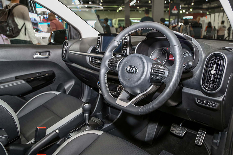 Bên trong nội thất bắt mắt với hai tông màu tuỳ chọn. Hàng loạt trang bị tiện nghi xuất hiện trên xe như ghế ngồi bọc da, các hi tiết nhựa đi kèm mạ kim loại... Vô lăng trên xe dạng ba chấu, bọc da với những lỗ thông khí chiều dọc ở hai đầu bảng điều khiển, màn hình đa thông tin kết nối Bluetooth, USB, đài AM/FM, hỗ trợ Aux...