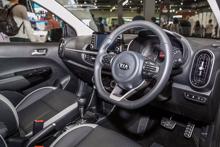 Bên trong nội thất bắt mắt với hai tông màu tuỳ chọn. Hàng loạt trang bị tiện nghi xuất hiện trên xe như ghế ngồi bọc da, các hi tiết nhựa đi kèm mạ kim loại... Vô lăng trên xe dạng ba chấu, bọc da với những lỗ thông khí chiều dọc ở hai đầu bảng điều khiển, màn hình đa thông tin kết nối Bluetooth, USB, đài AM/FM, hỗ trợ Aux...