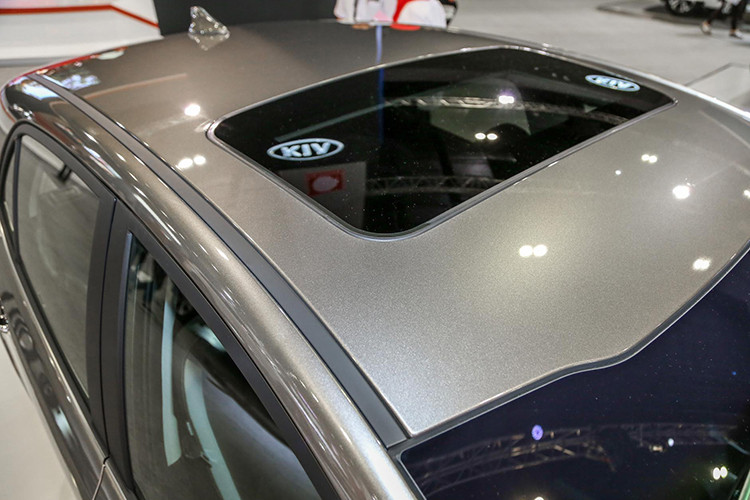 Các chi tiết đáng chú ý khác trên Kia Picanto GT-Line 2019 bao gồm bộ mâm hợp kim 8 chấu kích thước 16 inch hai tông màu, ngoài ra việc trang bị cửa sổ trời cũng mang đến cảm giác cao cấp hơn cho xe.