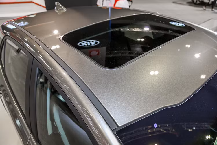 Các chi tiết đáng chú ý khác trên Kia Picanto GT-Line 2019 bao gồm bộ mâm hợp kim 8 chấu kích thước 16 inch hai tông màu, ngoài ra việc trang bị cửa sổ trời cũng mang đến cảm giác cao cấp hơn cho xe.