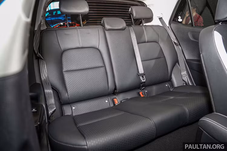 Các trang bị an toàn tiêu chuẩn của Kia Picanto phiên bản nâng cấp cho 2019 gồm có hệ thống 6 túi khí, phanh ABS, phân phối lực phanh điện tử EBD, hỗ trợ phanh khẩn cấp, cân bằng điện tử, hỗ trợ khởi hành ngang dốc và dây an toàn trẻ em ISOFIX phía sau.