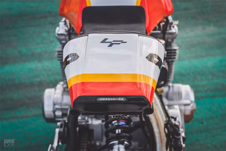 Đuôi xe được thiết kế CAD và in 3D khá ấn tượng, tích ẩn bên trong là chuỗi đèn LED thu nhỏ nhưng lại cho ánh sáng khá tốt. Khung phụ ở sau cũng được tùy chỉnh sao cho phù hợp với tổng thể.