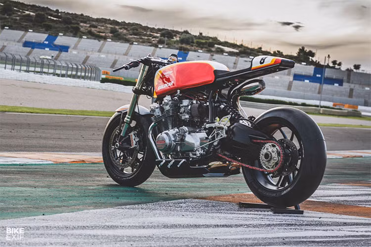 Bản độ được thực hiện theo ý phong cách đường đua dựa trên mẫu xe đua Cafe Racer Ducati, với bình xăng và yên xe được thiết kế cổ điển kết hợp cùng dàn chân gắp đơn khoe vẻ hiện đại và khoẻ mạnh.