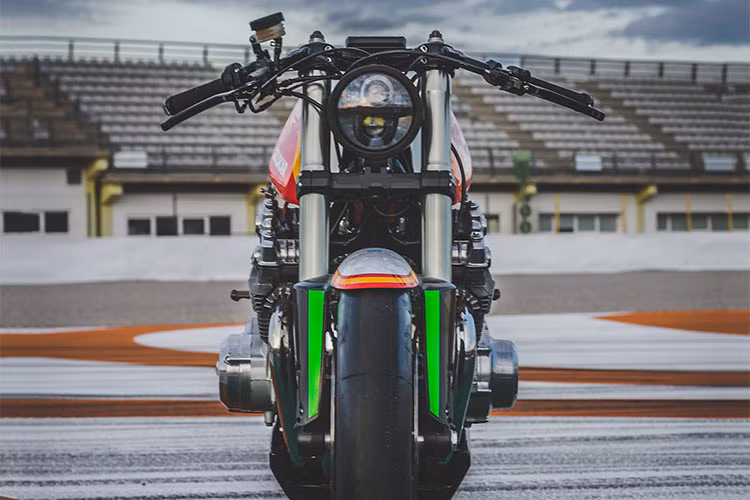 Bản độ nhận được sự thay đổi điển hình như đèn pha tròn cổ điển được tích ẩn đèn Projector, cùm phanh Brembo, cụm công tắc, Các kẹp, chỉ số, thiết bị chuyển mạch và speedo đến từ thương hiệu Motogadget, hệ thống treo trước Showa 43mm từ Ducati 1098 và cả chắn bùn trước.