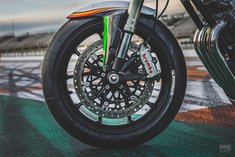 Cặp bánh xe và phanh Brembo Monoblock cũng nhận từ Ducati 1098, sử dụng lốp Michelin Moto2 slicks đặc thù cho đường đua. Dàn gắp đơn sau đến từ Ducati 1098 để phù hợp khung của CB750F. Chủ bản độ thừa nhận rằng đó là một phần khó khăn của việc xây dựng bản độ.