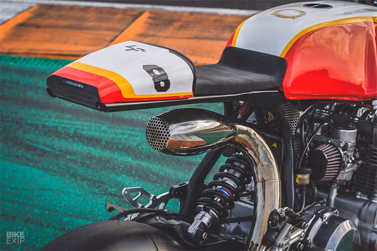 Dàn ống xả của chiếc Honda CB750F độ Ducati đã được tùy chỉnh riêng hấp dẫn hơn khi được uốn vòng dưới yên xe đi lên, pô và lon được làm hoàn toàn thủ công cho âm thanh "khủng".