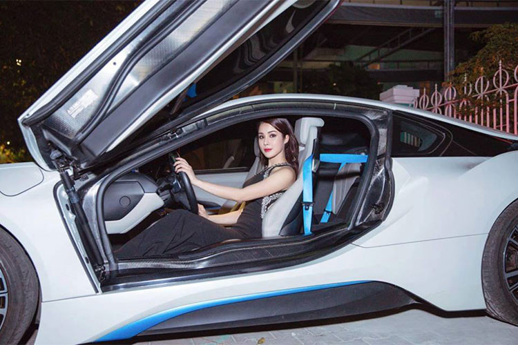 Giá siêu xe BMW i8 lúc mới thịnh hành tại thị trường Việt Nam dao động ở mức từ 7 đến 8 tỷ đồng, tuy nhiên, đến thời điểm hiện tại những chiếc BMW i8 đã qua sử dụng có giá bán chỉ khoảng từ 4 tỷ đồng, thậm chí thấp hơn tuỳ vào từng phiên bản cũng như màu sắc.