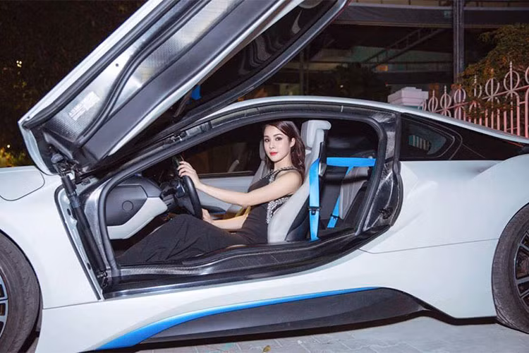 Giá siêu xe BMW i8 lúc mới thịnh hành tại thị trường Việt Nam dao động ở mức từ 7 đến 8 tỷ đồng, tuy nhiên, đến thời điểm hiện tại những chiếc BMW i8 đã qua sử dụng có giá bán chỉ khoảng từ 4 tỷ đồng, thậm chí thấp hơn tuỳ vào từng phiên bản cũng như màu sắc.