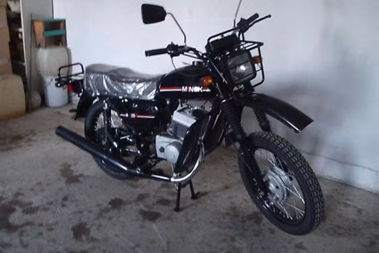 Không còn là thuần Liên Xô như Minsk cũ nhưng vẫn mang dáng dấp dòng xe đình đám một thời, đi kèm động cơ hai thì "phun khói", nó khiến cộng đồng yêu xe đặt dấu hỏi về xuất xứ của M1nsk M125X và cho rằng với chuẩn động cơ 2 thì liệu chiếc xe có vượt qua việc kiểm tra khí thải.