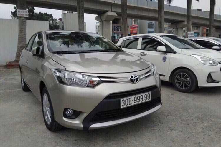 Ngày 24/11/2017 vừa qua, thông tin chiếc xe Toyota Vios số sàn bấm được biển số siêu khủng 30E-999.99 nhận được sự chú ý của nhiều người. Ngay sau khi thông tin này được đăng tải, theo nguồn tin của PV, chiếc Vios này đã được bán lại với mức giá siêu khủng, lên tới 1,6 tỷ đồng, cao gấp khoảng 3 lần giá trị thật của chiếc xe trên thị trường hiện nay.