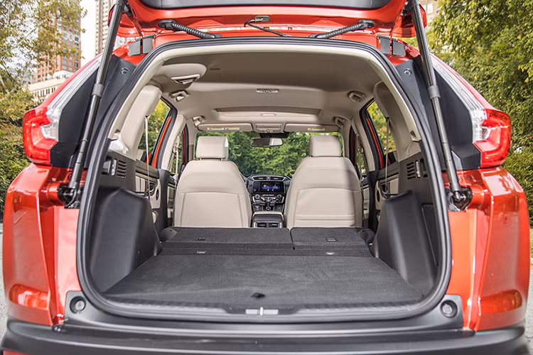 Honda CR-V đề cao các tính năng an toàn hỗ trợ cho người lái khi sở hữu hệ thống an toàn Honda Sensing hỗ trợ người lái giữ làn đường, điều khiển hành trình và giảm va chạm cũng như những tính năng hàng đầu như cảnh báo tài xế mất tập trung, đèn pha tự động cụp khi có xe đối điện.