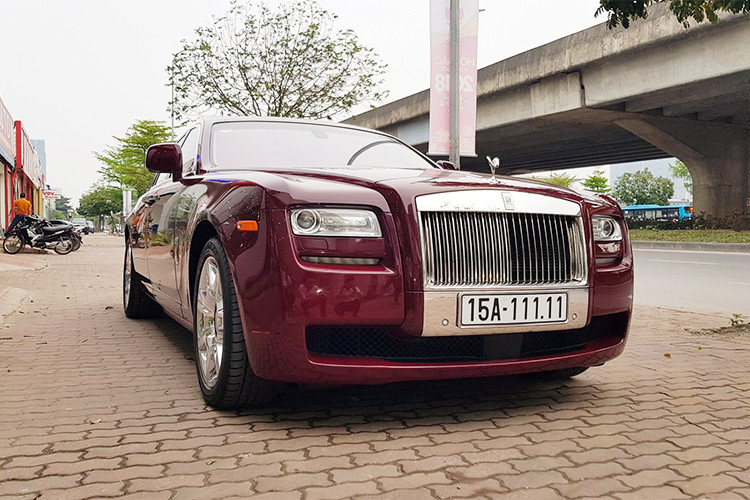 Tiết kiệm nhiên liệu không phải yếu tố được quan tâm nhiều đối với những vị đại gia đủ khả năng để mua những chiếc xe siêu sang. Mặc dù vậy, khối động cơ của chiếc xe Rolls-Royce Ghost 1 này chỉ "uống" khoảng 15,7 lít/100 km trong thành phố và 11,7 lít/100 km trên xa lộ.