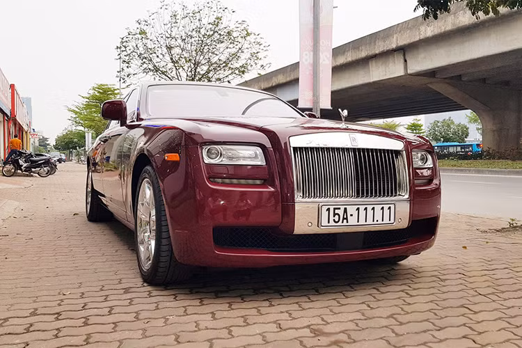 Tiết kiệm nhiên liệu không phải yếu tố được quan tâm nhiều đối với những vị đại gia đủ khả năng để mua những chiếc xe siêu sang. Mặc dù vậy, khối động cơ của chiếc xe Rolls-Royce Ghost 1 này chỉ "uống" khoảng 15,7 lít/100 km trong thành phố và 11,7 lít/100 km trên xa lộ.