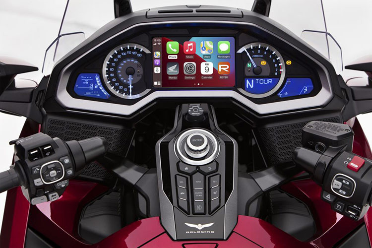 Honda Gold Wing 2024 gây ấn tượng mạnh mẽ khi sở hữu hệ thống giải trí tuyệt đỉnh với dàn âm thanh cao cấp cùng loa trọng lượng nhẹ mang đến khả năng trình diễn âm thanh sống động, trung thực. Cụm điều khiển âm thanh dành cho người ngồi sau được đặt phía trên thùng đựng đồ bên tay phải, cho phép người ngồi sau có thể tự điều chỉnh để mang lại trải nghiệm hoàn hảo nhất.
