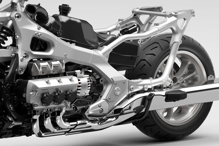 Bình xăng xe có dung tích 21 lít với mức tiêu thụ nhiên liệu 5,73 lít/100 km, động cơ 6 xy-lanh đối xứng nằm ngang 1.833cc sản sinh công suất 93 kW tại 5.500 vòng/phút và mô men xoắn 170Nm ngay tại 4,500 vòng/phút. Bên cạnh đó, Gold Wing tự hào là mẫu xe đường trường duy nhất đến nay sở hữu hộp số ly hợp kép 7 cấp số.