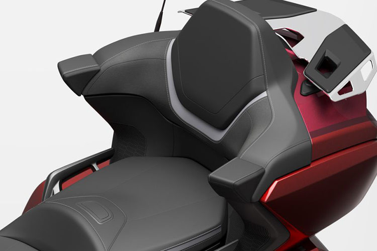 Trái tim của Gold Wing là động cơ 6 xy-lanh đối xứng nằm ngang 1.833cc sản sinh công suất 93 kW tại 5.500 vòng/phút và mô men xoắn 170Nm ngay tại 4,500 vòng/phút. Bên cạnh đó, Gold Wing tự hào là mẫu xe đường trường duy nhất đến nay sở hữu hộp số ly hợp kép 7 cấp số, biến mình trở thành một trong các loại động cơ có khả năng vận hành êm ái hàng đầu thế giới.