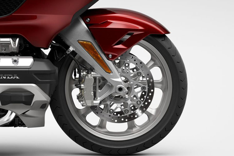 Cả yên trước và sau của Honda Goldwing 2024 đều được sử dụng chất liệu da cao cấp. Đặc biệt, yên xe sau được thiết kế chuyên biệt với góc tựa lưng 23°, đảm bảo sự thoải mái tối đa trong suốt hành trình cho cả người lái và người ngồi sau. Hệ thống kính chắn gió dễ dàng điều chỉnh độ cao bằng nút bấm.