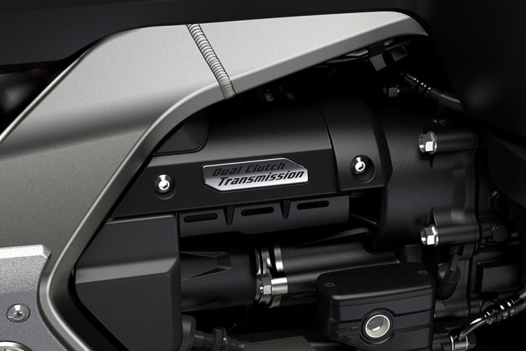 Hệ thống càng sau Pro-Arm vận hành kết hợp cơ cấu giảm xóc Pro-Link với mức giảm chấn được điều chỉnh điện tử, cùng hệ thống phuộc trước có thể tự điều chỉnh theo chế độ lái đã chọn. Hệ thống phanh kép kết hợp (D-CBS) giúp hỗ trợ lực phanh đồng đều cùng với điều khiển ABS cho khả năng dừng xe hiệu quả, tự tin chinh phục đường trường.