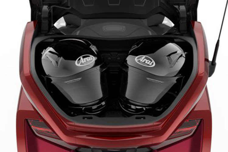 Hơn thế nữa, hệ thống sẽ tự động ghi nhớ các cài đặt và vị trí thường xuyên sử dụng để hỗ trợ điều chỉnh tự động cho người lái. Hệ thống đèn LED với phần dưới được trang bị 5 thấu kính quang học để tạo ra một chùm sáng khác biệt đặc trưng của chùm sáng Jewel-Eye, từ đó ánh sáng tập trung để đảm bảo tầm nhìn cho cả người lái và những phương tiện khác nhận biết dù trong môi trường sương mù.