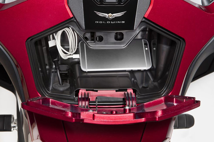 Tiện ích công nghệ cao tích hợp tối ưu với màn hình màu đa năng TFT 7inch tinh thể lỏng, hiển thị đầy đủ thông tin về âm thanh, quản lý các chế độ lái và điều chỉnh hệ thống giảm xóc, tạo nên những trải nghiệm vượt trội và khác biệt cho những chuyến đi xa của các tín đồ xe phân khối lớn.